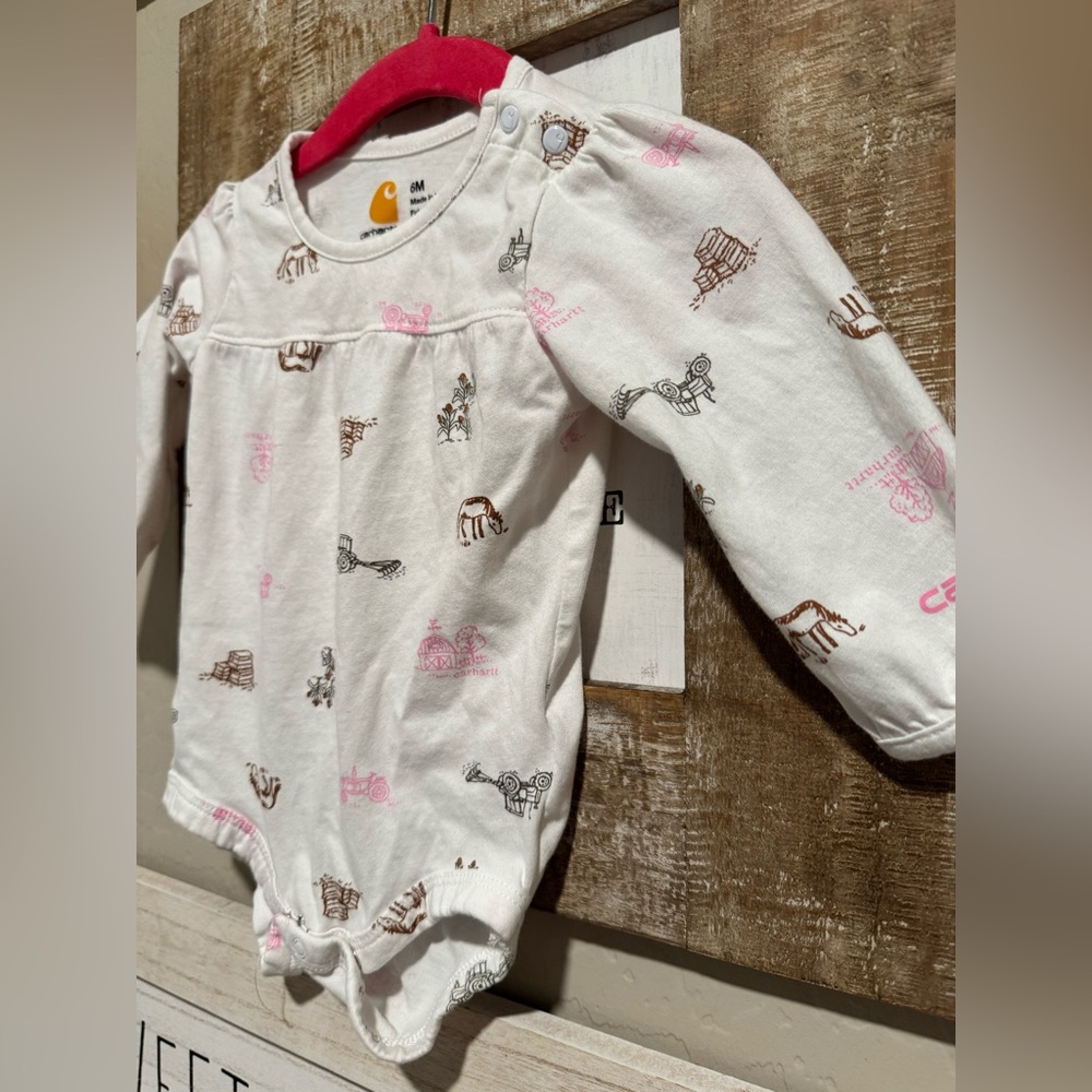 Carhartt baby girl onsie size 6m horse, hay and tractor print all over - Picture 3 of 6